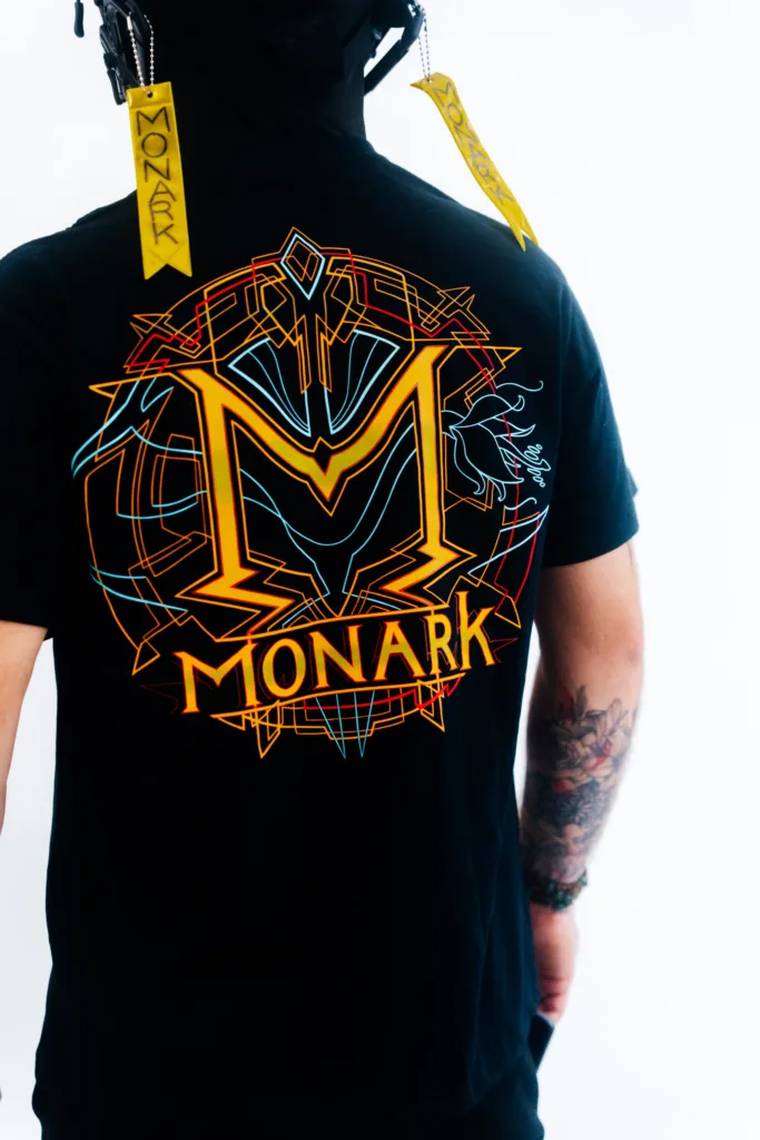 Vue arrière de l'Empereur portant des vêtements en éditions limitées Monark