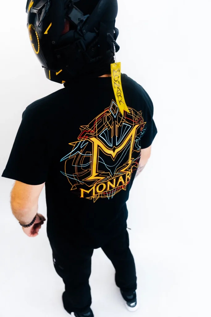 L'Empereur se retourne pour dévoiler un masque cyberpunk mettant en évidence la clarté de la politique de confidentialité de monark