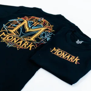 Les faces avant et arrières du t-shirt Emissaire noir sont visible, car 2 t-shirts sont présents l'un à côté de l'autre