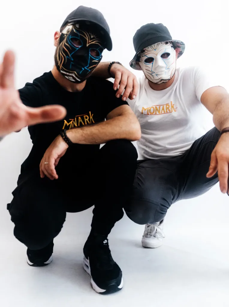 Le duo empereur et héraut sont agenouillé tendant la main vers l'objectif saississant le sujet de l'empire pour qu'il comprenne les mentions légales de l'empire urbain du sttreetwear