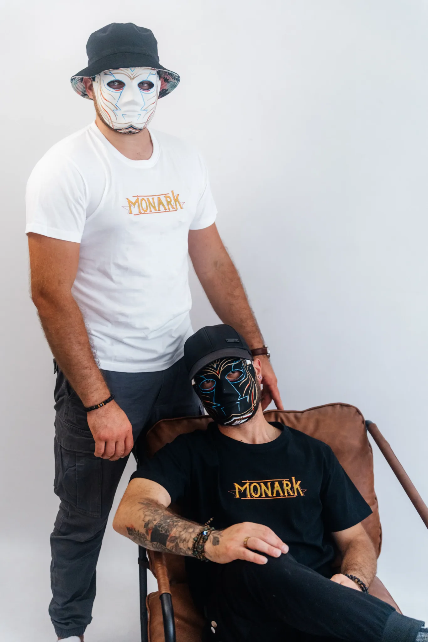 L'Empereur et le Héraut portant des t-shirts Monark streetwear Royal et mode urbaine exclusive