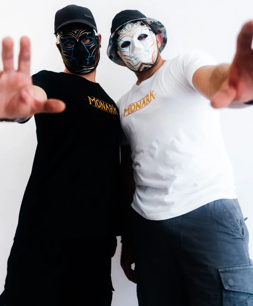 L'Empereur et le Héraut tendent la main debout vers l'objectif pour que le sujet du royaume saisisse l'importaznce des mentions légales de l'empire urbain du streetwear