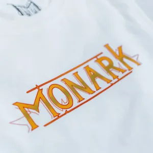 Zoom sur la typographie Monark du t-shirt emissaire blanc de la marque de vêtements urbains exclusifs