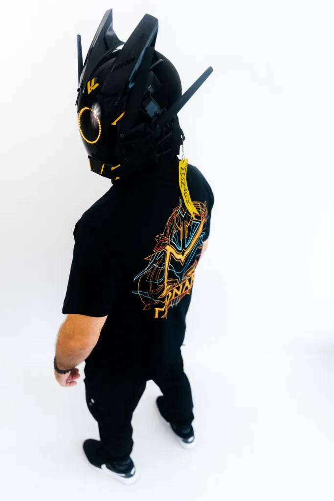 L'Empereur est positionné de dos et tourne la tête vers l'objectif comme pour représenter la philosophie de Monark